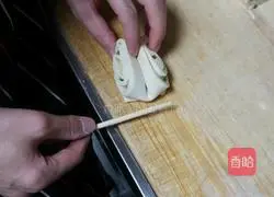 Illustration of how to make chive rolls 19