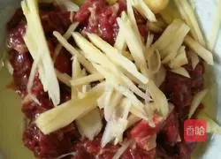 Illustration of how to make stir-fried beef with sour beans, sour ginger and stir-fried beef 5