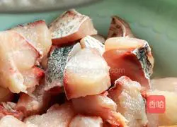 Illustration of how to make spicy fish cubes 5