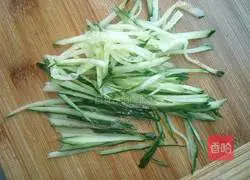 Illustration of how to make cucumber mixed with jellyfish skin 3