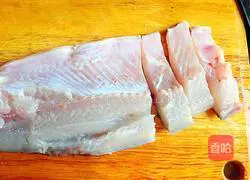 Illustration of how to make spicy fish with Chixiang sauce 3