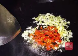 Illustration of how to steam whole eggplant with folded ear root 8