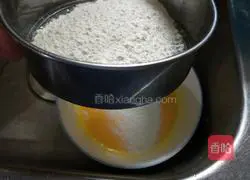 Illustration of how to make meat floss cake rolls 4