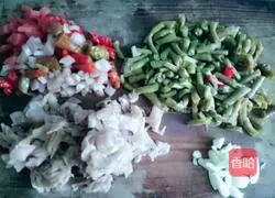 Illustration of how to make fried vermicelli with kimchi 1