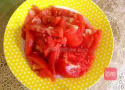 Illustration of making braised tomatoes with noodles 4