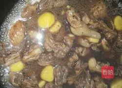 Illustration of how to make braised chestnut and yellow chicken 7