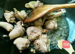 Illustration of how to make braised chicken with tea tree mushrooms 4
