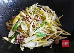 Illustration of how to stir-fry meat with spring bamboo shoots 7