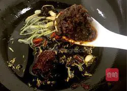 Illustration of how to make spicy beef noodles 9