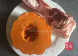 Illustration of how to make steamed pork with pumpkin rice flour 1