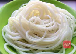 Yunnan Cross-Bridge Rice Noodles Illustration 2