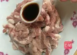 Illustration of making shredded pork with sauce 3