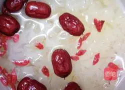 Illustration of how to make red dates, wolfberry and white fungus soup 4