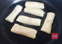 Illustration of how to make cabbage and pork spring rolls 8