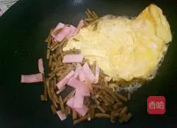 Illustration of how to make fried eggs with kimchi 6