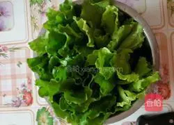 Illustration of the simple version of clam lettuce wraps 1