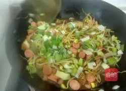 Illustration of how to make braised noodles 8