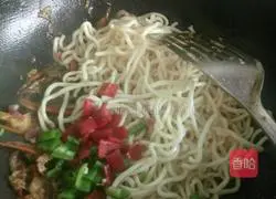 Illustration of how to make fried kimchi shreds with udon noodles 7