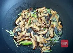 Illustration of how to make braised noodles with shredded chicken 5