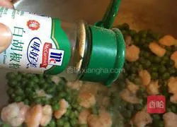 Illustration of how to stir-fry peas and shrimps 7