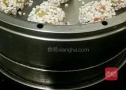 Illustration of how to make two-color pearl meatballs 9