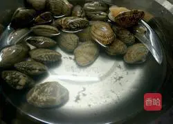 Illustration of how to cook crucian carp with clams 3