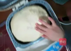 Illustration of how to make sausage and meat floss bread 3