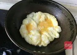 Illustration of how to make braised noodles with chives, tomatoes and eggs 5