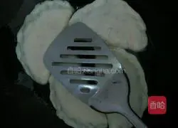 Illustration of how to make Indian curry buns 8