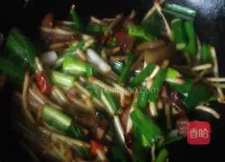 Illustration of how to make fried bacon with folded ear root 8