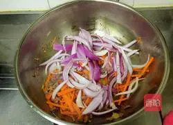 Illustration of how to make Xinjiang fried noodles 5