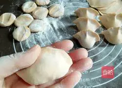 Illustration of how to make vegetable skin dumplings 9