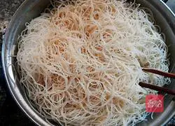 Illustration of how to make fried rice noodles with lettuce 4
