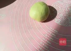 Illustration of how to make honey bean, seaweed and meat floss bread 8