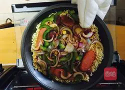Illustration of how to make instant noodle pizza 4