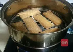 Illustration of how to make yellow cake, banana and sesame rolls 2