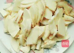 Spring bamboo shoots and pork slices Illustration of how to make braised noodles 1