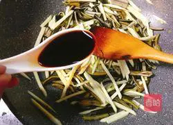 Illustration of how to make fried eel with wild rice noodles 11