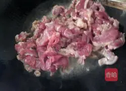 Illustration of how to stir-fry mutton with onions 4