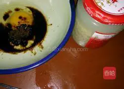 Illustration of how to make brown sugar and egg fermented glutinous rice 1