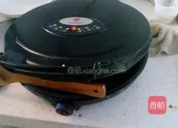 Illustration of making pizza with electric pan 11