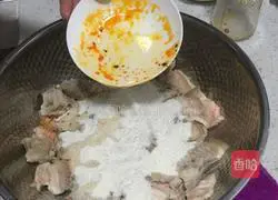 Illustration of how to make steamed rice noodles and meat 8