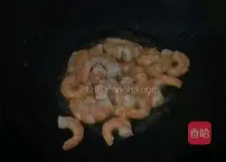 Illustration of how to make three fresh braised noodles 3