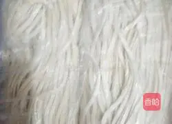 Illustration of how to make braised noodles with pickled cabbage 1