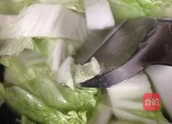 Illustration of how to make radish meatball and cabbage soup 5