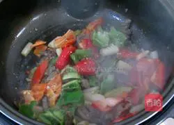 Illustration of how to make stir-fried beef with soaked lotus roots 6