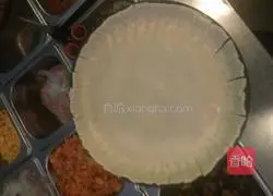 Illustration of how to make lace sausage pizza 1