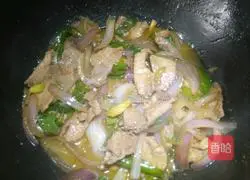 Illustration of how to make onions, green peppers and tenderloins mixed with slivers 12