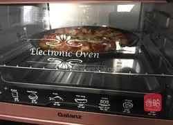 Illustration of how to make bacon pizza 3