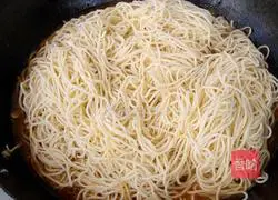 Illustration of how to make a pot of braised noodles 2